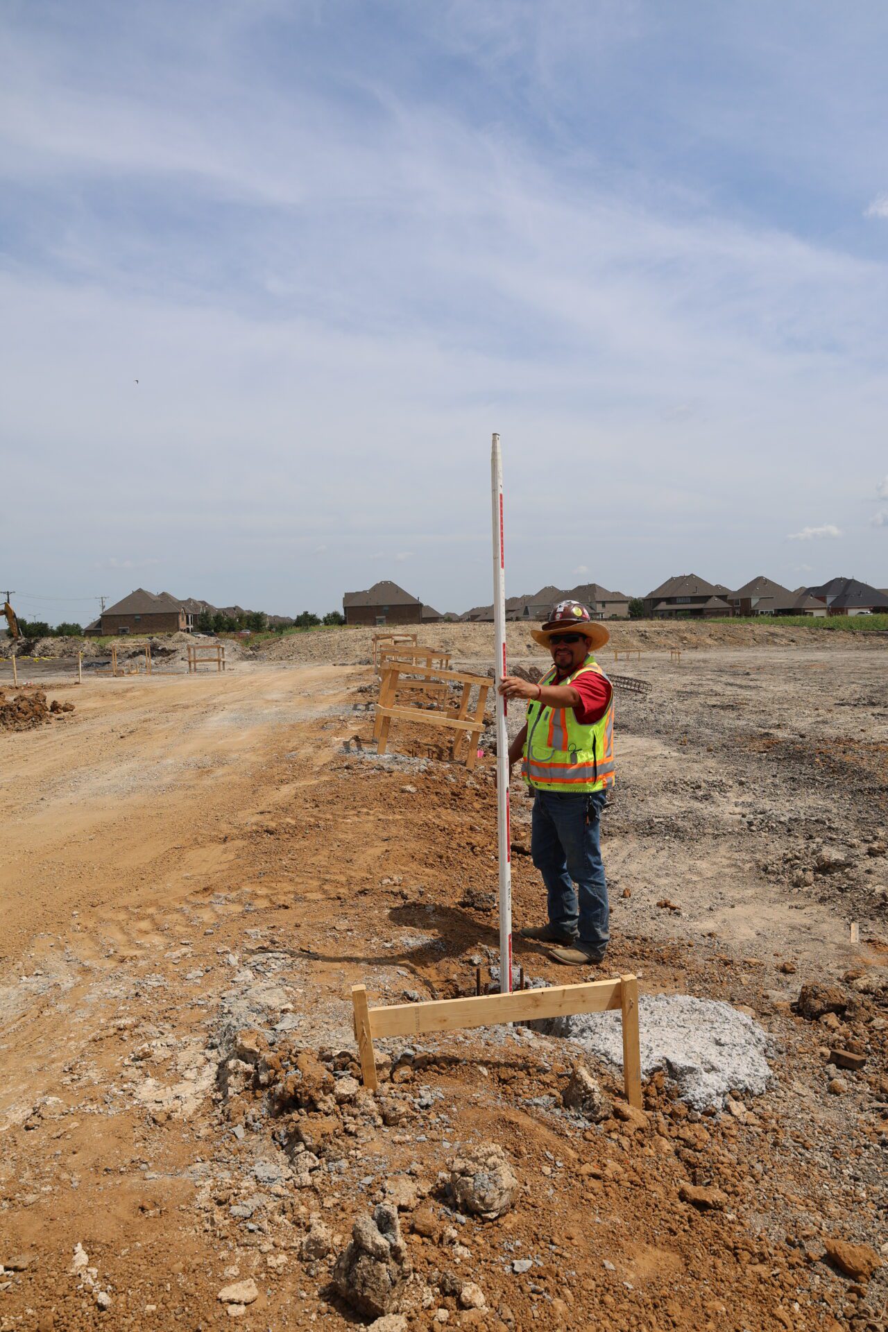 3D2A0524 (1) A man holding rod.